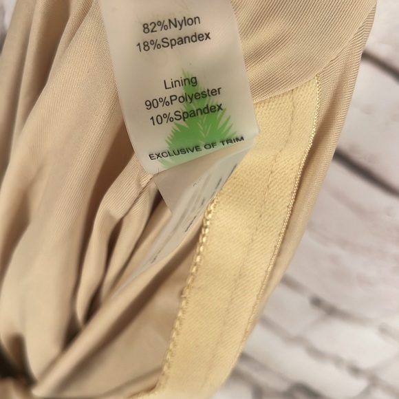 🆕Palms Away Belted One Piece, Size M - Picture 7 of 9